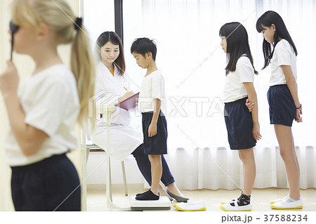 女子小学生 小学校身体測定　盗撮." 小学生 健康診断の写真素材 [37588234] - PIXTA