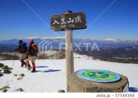 冬の入笠山山頂と登山者 37588368