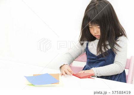 折り紙で鶴を作る女の子 37588419