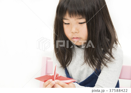 折り紙で鶴を作る女の子 折り紙で鶴を作る女の子 37588422