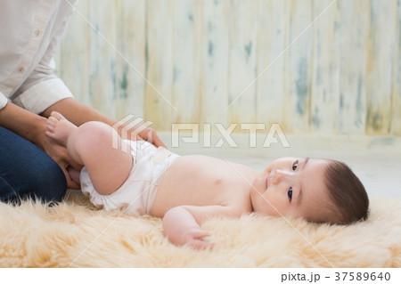 赤ちゃんをあやす女性 37589640