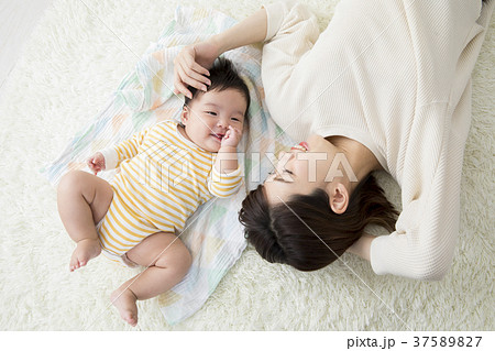 ママと赤ちゃん ママと赤ちゃん 37589827