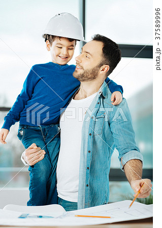 Cheerful father carrying his son while drawing Cheerful father carrying his son while drawing 37589996
