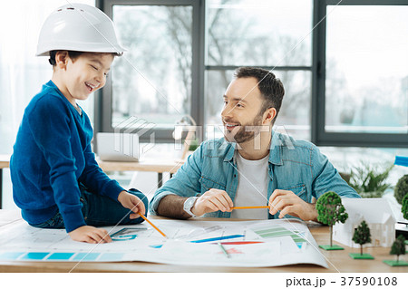 Little boy being interested in results of fathers 37590108