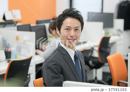 笑顔のビジネスマン　オフィスシーン 37591103