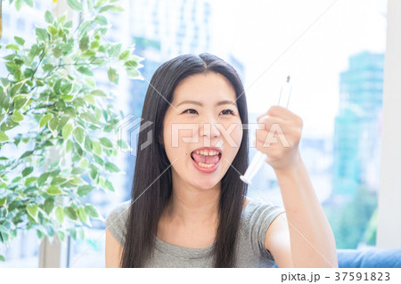 注射器　女性 37591823