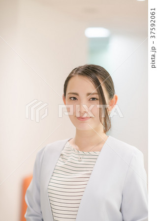 オフィスで働く若い女性 笑顔 オフィスで働く若い女性 笑顔 37592061