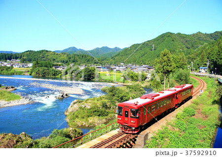 長良川沿いに走る観光列車ながら 37592910