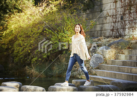 若い女性 若い女 韓国人の写真素材