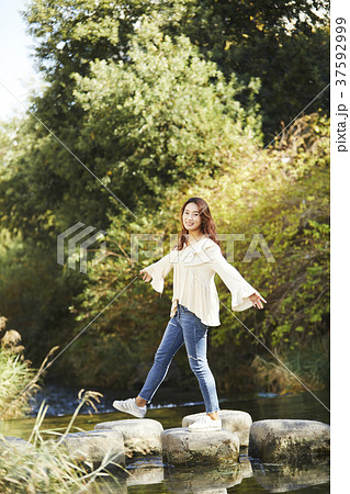 若い女性 韓国人 散歩 37592999