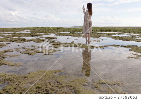 冬の海の女性 冬の海の女性 37593063