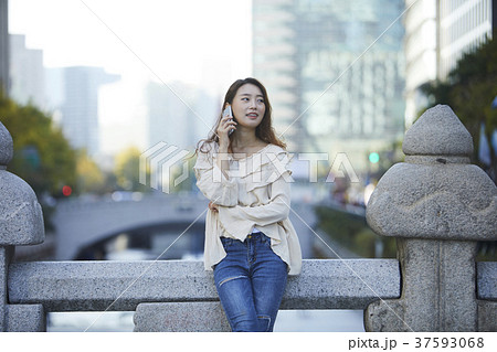 若い女性 携帯電話 携帯 37593068