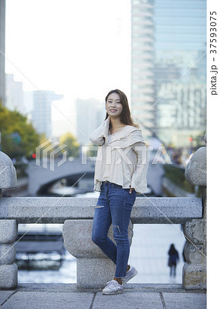 若い女性 韓国人 足 37593075