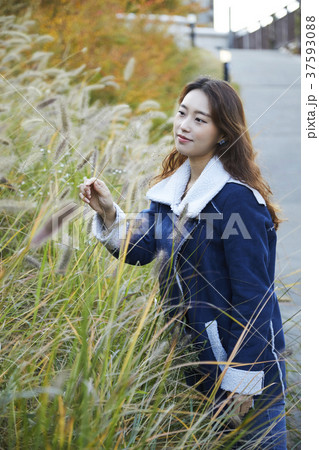 若い女性 笑顔 微笑 37593088