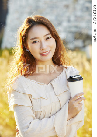 若い女性 女性 女 37593168