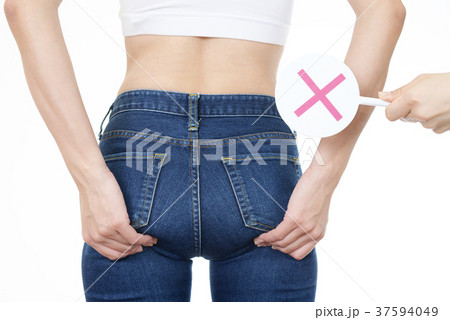 ダイエット中の女性 37594049