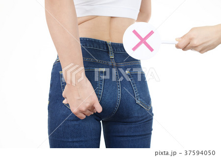 ダイエット中の女性 37594050