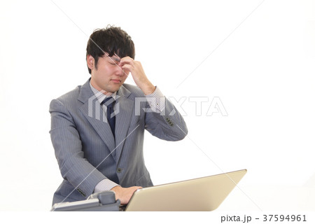 疲れた表情のビジネスマン 37594961