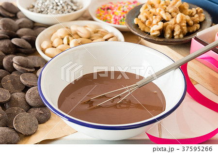 チョコレート　湯せん　バレンタインデーの準備　手作りチョコ　融かす　 37595266