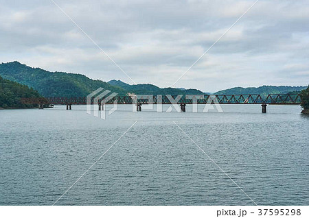 夕張　シューパロ湖と三弦橋 37595298