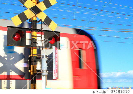 踏切を通過する電車 踏切を通過する電車 37595316