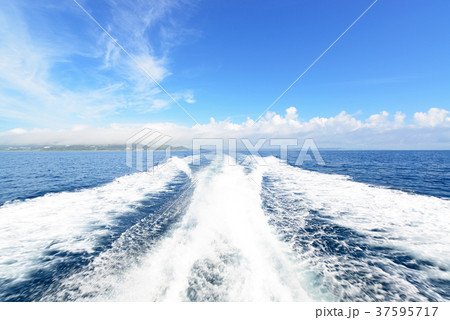 美しい沖縄の海と航跡の写真素材