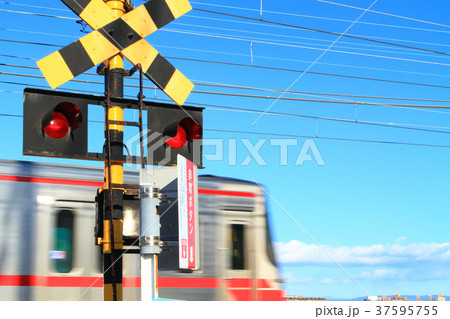 踏切を通過する電車 踏切を通過する電車 37595755
