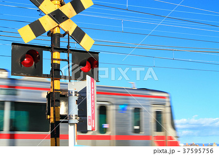 踏切を通過する電車 37595756