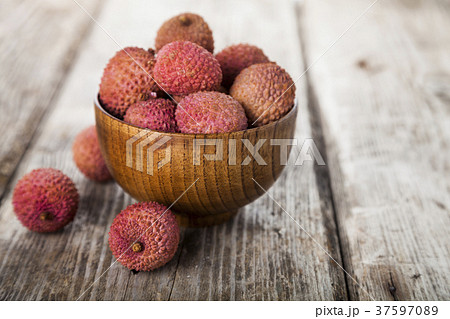 Lychee in a wooden bowl 37597089