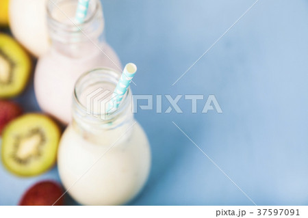 Smoothies with tropical fruits 37597091