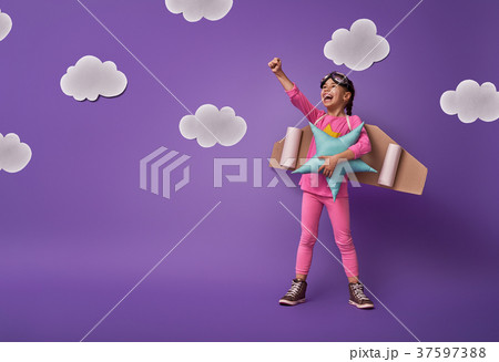 girl is playing spaceman 37597388