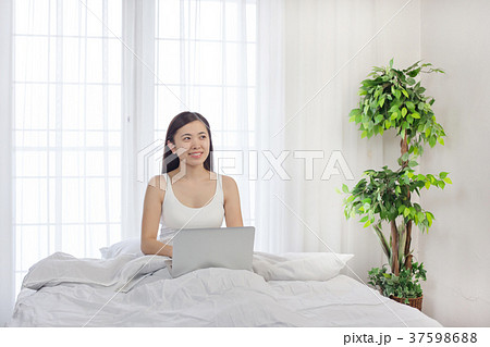 ベットで仕事する女性 ベットで仕事する女性 37598688