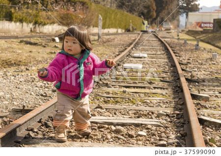 線路で歩く女の子 37599090