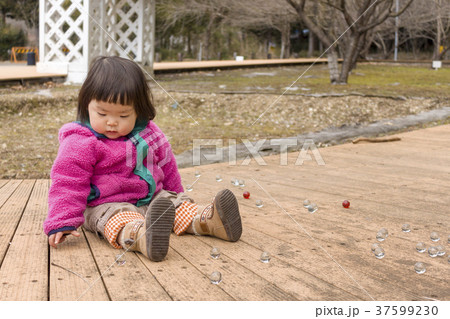 ビー玉で遊ぶ女の子 ビー玉で遊ぶ女の子 37599230
