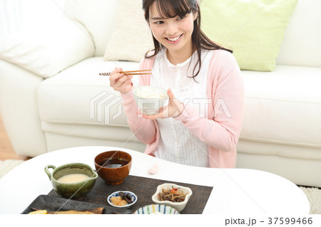 家庭料理を食べる女性 家庭料理を食べる女性 37599466