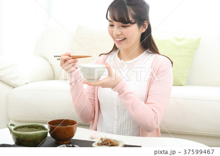 家庭料理を食べる女性 家庭料理を食べる女性 37599467