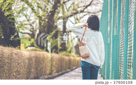 女性の外出 女性の外出 37600108