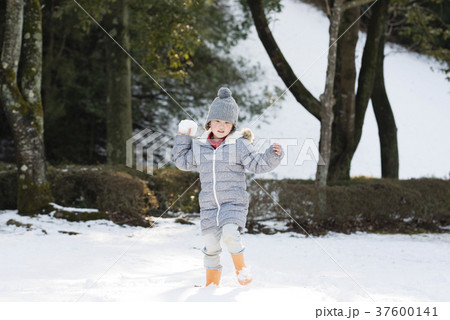 雪合戦をする女の子 37600141
