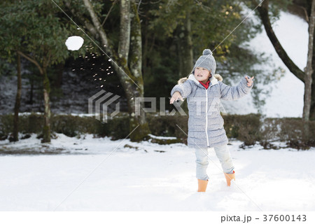 雪合戦をする女の子の写真素材