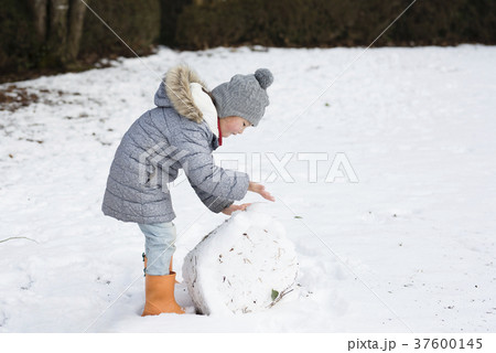 雪だるまを作る女の子 37600145