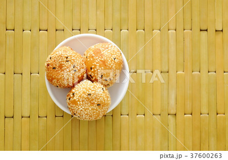 fried glutinous ball topping sesame filled bean 37600263