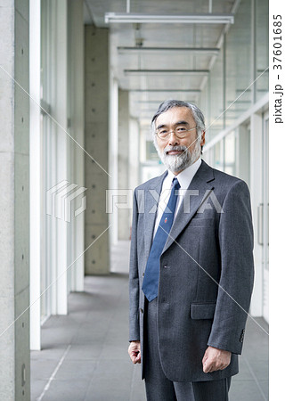 大学の廊下に立っている教授 大学の廊下に立っている教授 37601685