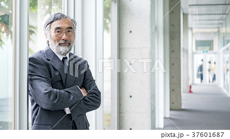 大学の廊下に立っている教授 37601687