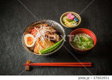 炙りチャーシュー丼　Barbecued pork rice bowl japanese food 37602651