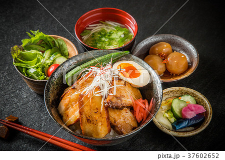 炙りチャーシュー丼 Barbecued pork rice bowl japanese food 炙りチャーシュー丼 Barbecued pork rice bowl japanese food 37602652