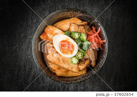炙りチャーシュー丼　Barbecued pork rice bowl japanese food 37602654