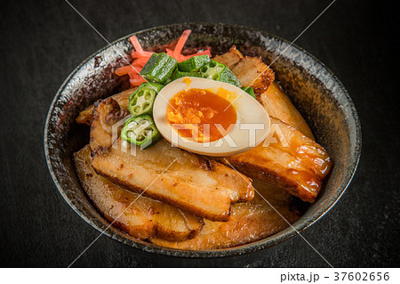 炙りチャーシュー丼　Barbecued pork rice bowl japanese food 37602656