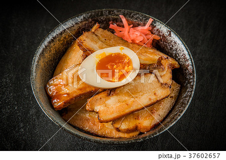 炙りチャーシュー丼　Barbecued pork rice bowl japanese food 37602657