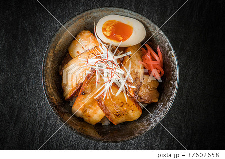炙りチャーシュー丼　Barbecued pork rice bowl japanese food 37602658