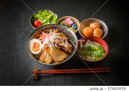 炙りチャーシュー丼　Barbecued pork rice bowl japanese food 37602659